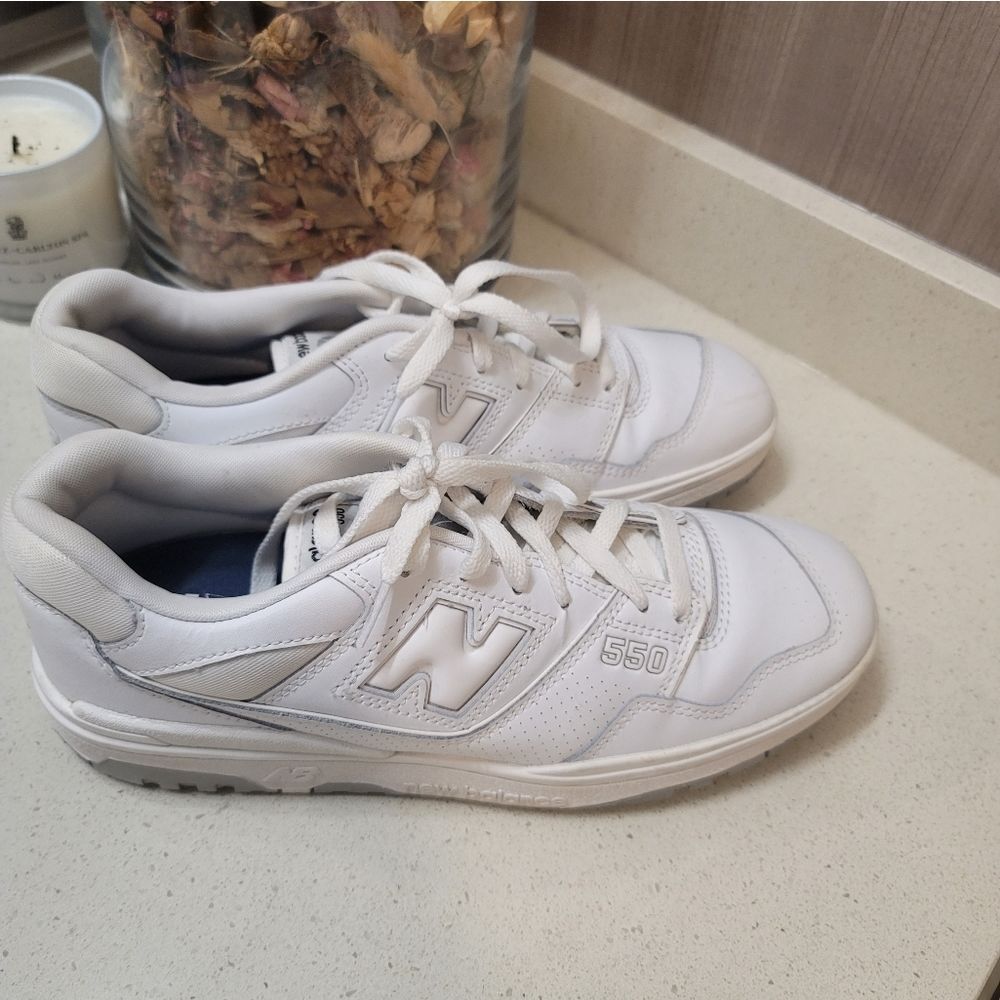 New Balance 550 Men's Size 9.5 Triple White Leather Sneakers Lace up BB550PB1 - Picture 2 of 10